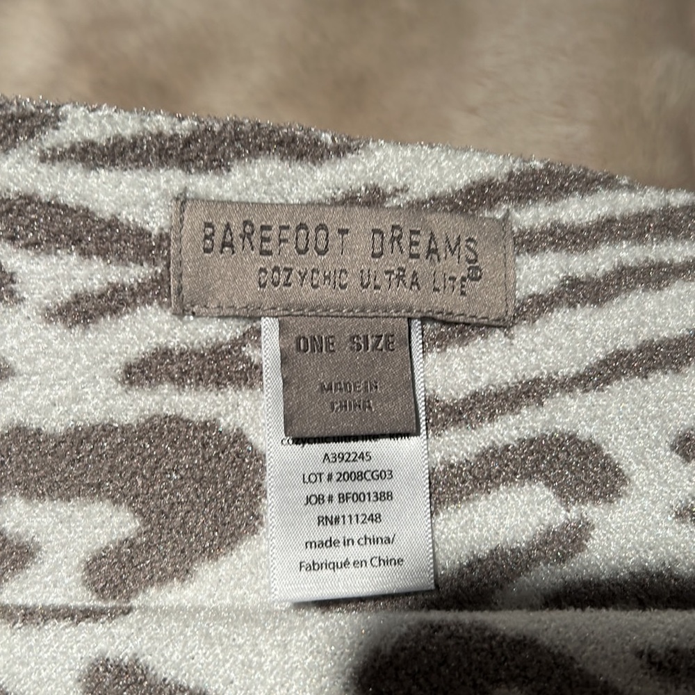 Barefoot Dreams Animal Print Poncho - NWOT - Picture 4 of 9